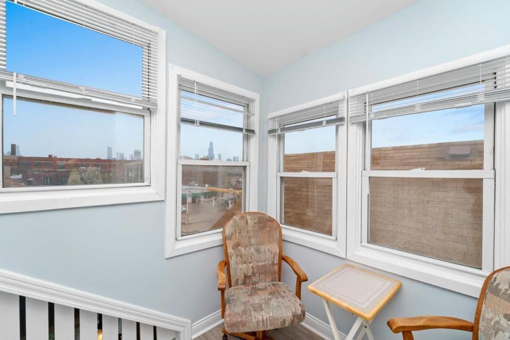 Cozy, Top-Floor 3Br Loft With Balcony In West Town Чикаго Экстерьер фото
