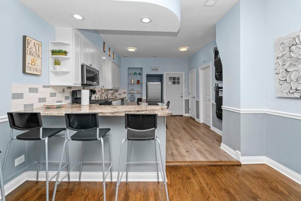 Cozy, Top-Floor 3Br Loft With Balcony In West Town Чикаго Экстерьер фото