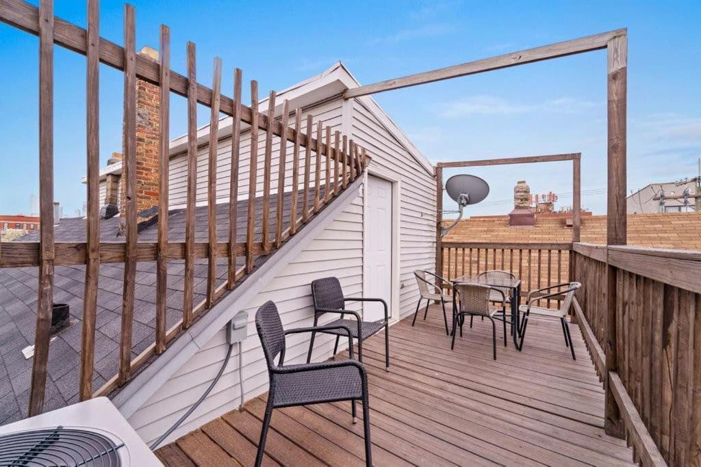 Cozy, Top-Floor 3Br Loft With Balcony In West Town Чикаго Экстерьер фото